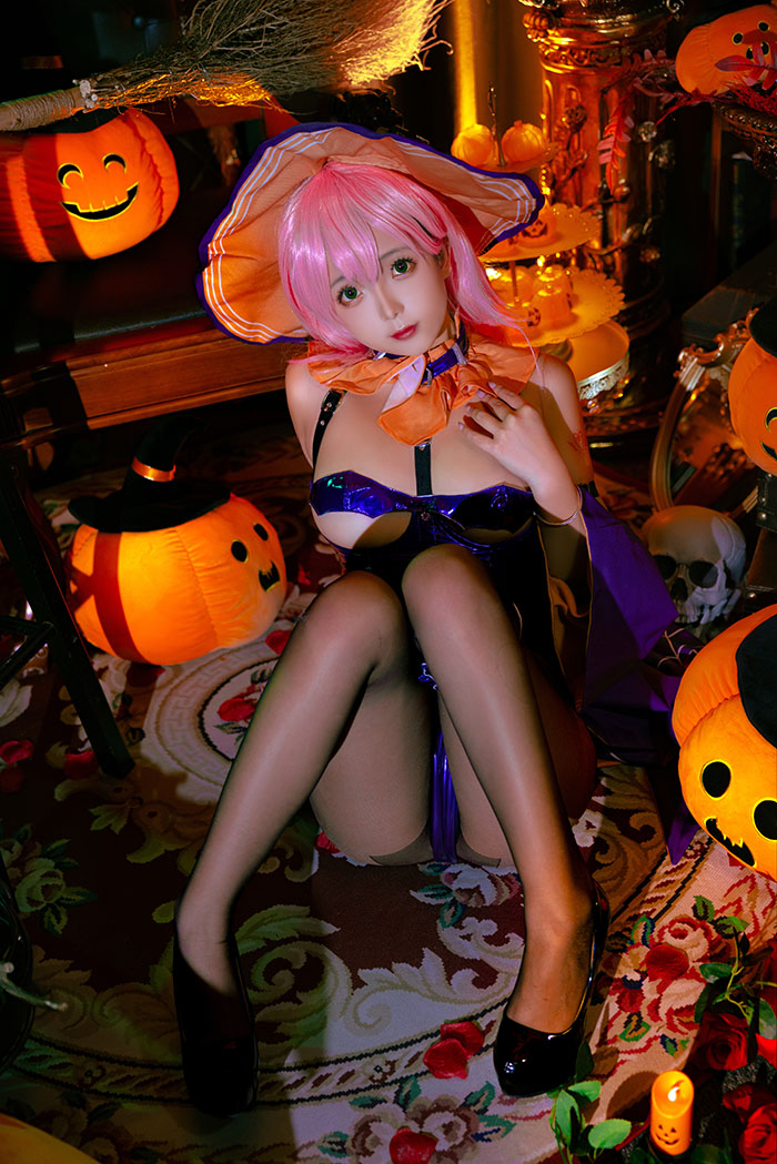 大眼萌妹COS小魔女, 身材性感皮肤白皙,不给糖就捣蛋! 大眼萌妹COS小魔女, 身材性感皮肤白皙,不给糖就捣蛋!