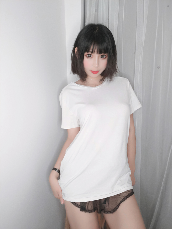 雯粥粥i(小酥酱) 大眼美女图片欣赏，全套cos图片白色T恤