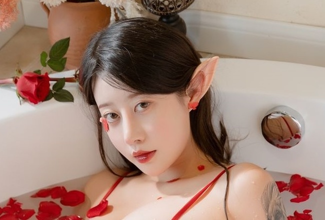 奈汐酱nice免费福利作品，秘密浴缸的花精灵