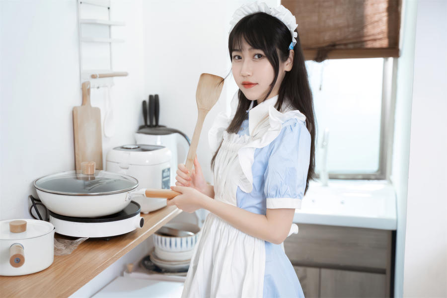 不呆猫cos厨房小女仆作品，甜美与勤劳的完美结合