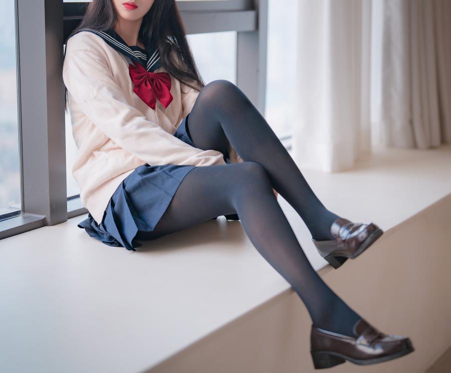 轩萧学姐完美演绎厚裤袜JK，展现青春与时尚的迷人魅力