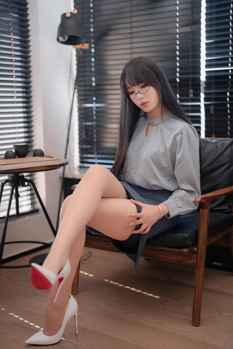 轩萧学姐化身职场女神，优雅演绎蓝裙OL的知性魅力