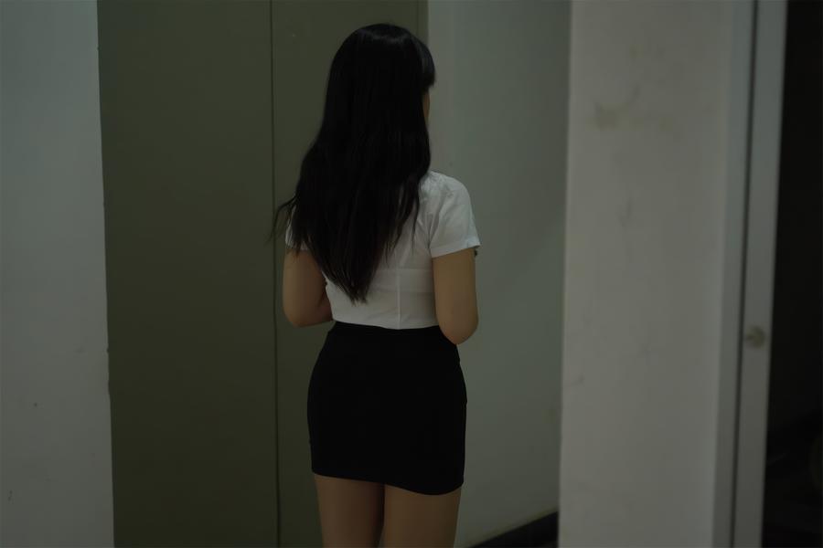 虎森森cos下班后的OL，演绎职场与日常的魅力碰撞