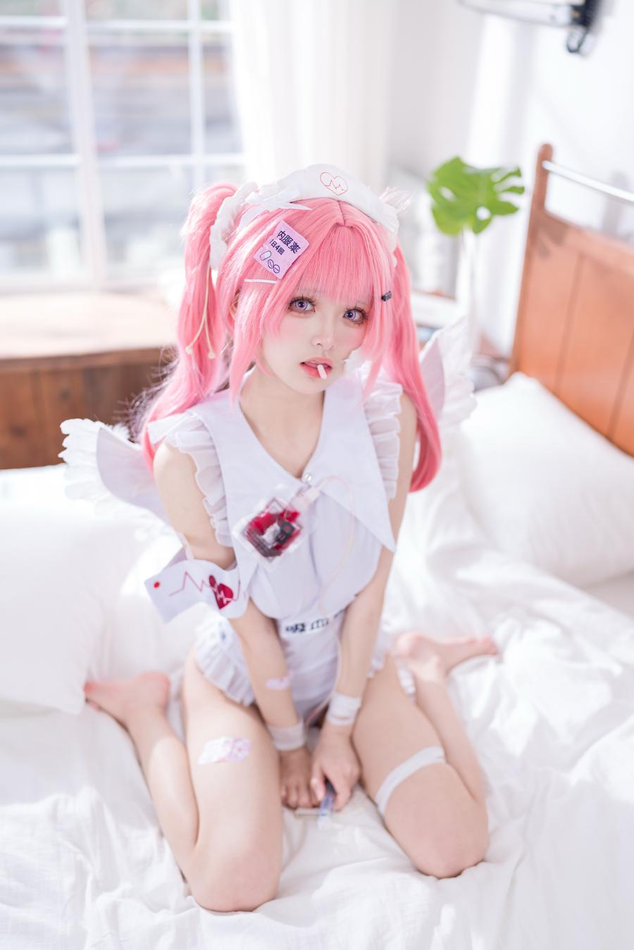 九柒喵 cose小护士写真图片：甜美护士装扮清新校园风