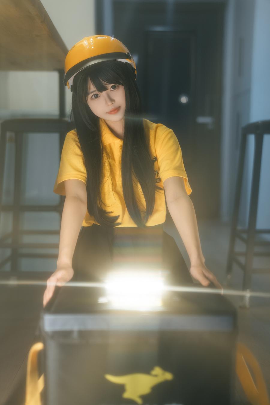 rua阮阮cos外卖员写真:街头风造型演绎生活角色 rua阮阮cos外卖员写真:街头风造型演绎生活角色