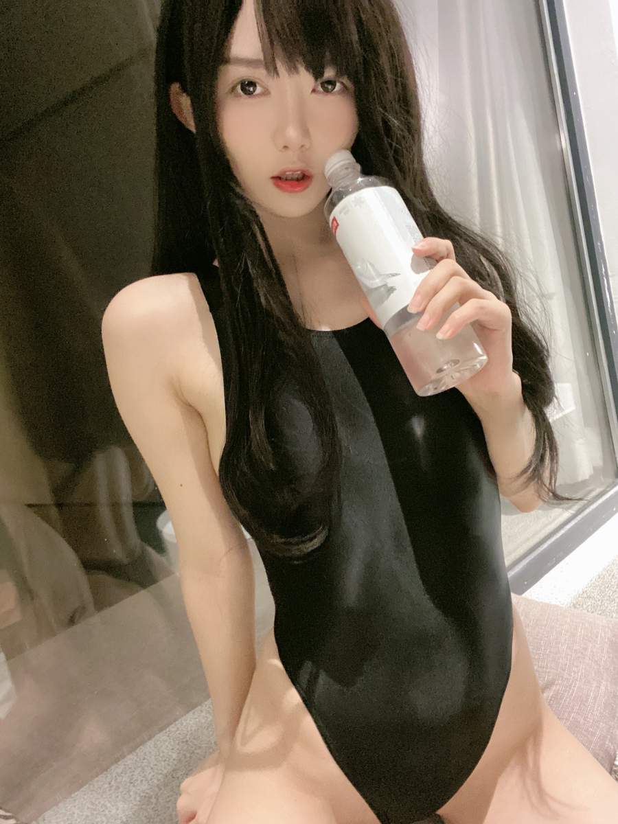 51酱cos黑红泳装图片写真,完美演绎性感与优雅 51酱cos黑红泳装图片写真,完美演绎性感与优雅