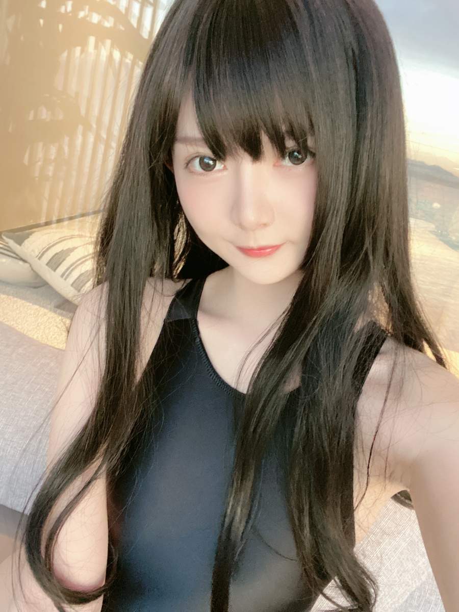 51酱cos黑红泳装图片写真,完美演绎性感与优雅 51酱cos黑红泳装图片写真,完美演绎性感与优雅