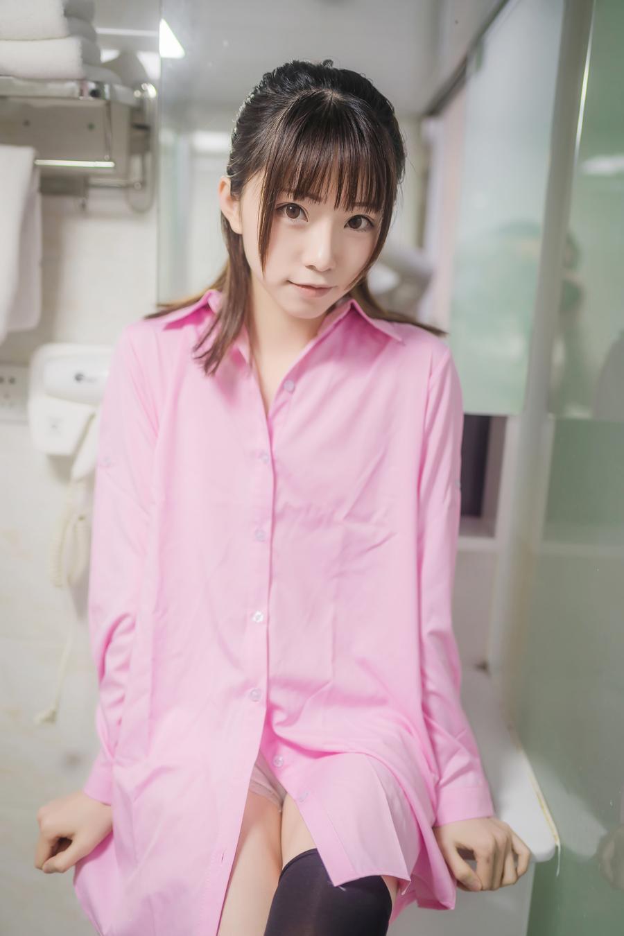 绮太郎 Kitaro cos粉色衬衫图片写真,清新少女感角色扮演图集 绮太郎 Kitaro cos粉色衬衫图片写真,清新少女感角色扮演图集