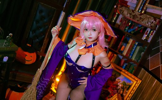 大眼萌妹COS小魔女， 身材性感皮肤白皙,不给糖就捣蛋！