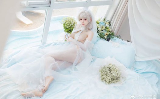 coser叉子宝宝：碧蓝航线SSR吕佐夫婚纱，愣是把婚纱穿成了战斗服的规格了~