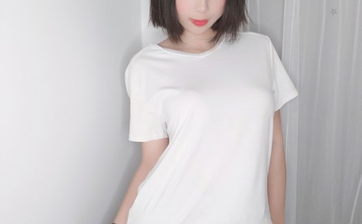 雯粥粥i(小酥酱) 大眼美女图片欣赏，全套cos图片白色T恤