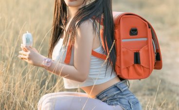 桜井宁宁cos小红包,展现出调皮和随性的个性。