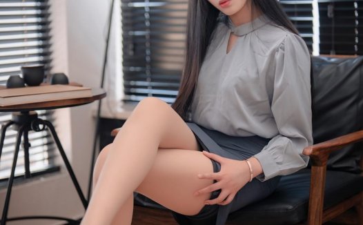 轩萧学姐化身职场女神，优雅演绎蓝裙OL的知性魅力