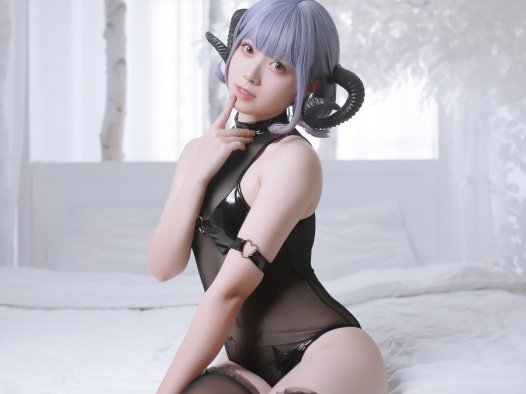 朝霧愛COS小恶魔：甜美与邪魅的完美邂逅