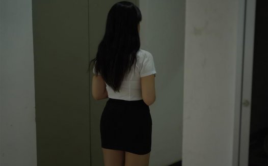 虎森森cos下班后的OL，演绎职场与日常的魅力碰撞