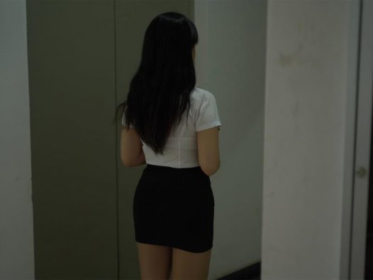 虎森森cos下班后的OL，演绎职场与日常的魅力碰撞
