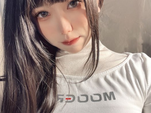 亦南南南cos吉他妹妹，化身甜美乐手。