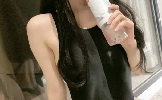 51酱cos黑红泳装图片写真,完美演绎性感与优雅