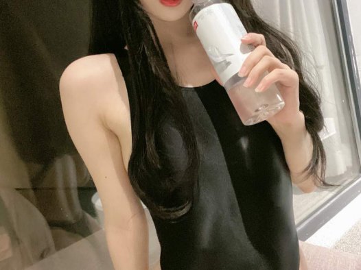 51酱cos黑红泳装图片写真，完美演绎性感与优雅